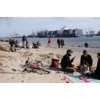 444_1601 Menschen im Sand, Spaziergänger - Containerschff auf der Elbe. | Oevelgoenne + Elbstrand.